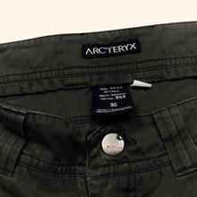 Load image into Gallery viewer, Arcteryx 2000s Outdoor Track (M)