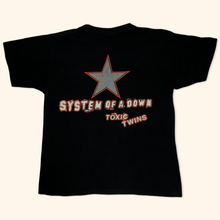 Lade das Bild in den Galerie-Viewer, System of a Down Toxic Twins 2000s Vintage T-Shirt (S)