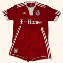 Lade das Bild in den Galerie-Viewer, Bayern Munich Robben Adidas 2009/10 Jersey + Shorts Set (S)
