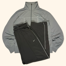 Lade das Bild in den Galerie-Viewer, Nike The Athletic Dept Track Suit (M)