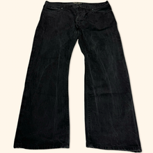 Lade das Bild in den Galerie-Viewer, Burberry Straight Leg Jeans (S/M)