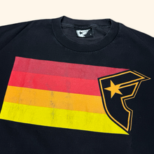 Lade das Bild in den Galerie-Viewer, Famous Star & Stripes Faded 2000s T-Shirt (M/L)