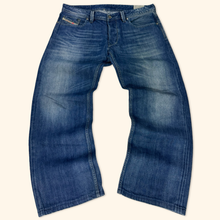 Lade das Bild in den Galerie-Viewer, Diesel Industry "Larke" Straight Leg Jeans 34/30 (M)