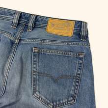 Load image into Gallery viewer, Diesel Industry "Viker" Straight Leg Jeans 31/30 (M)
