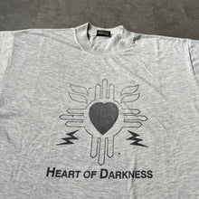 Lade das Bild in den Galerie-Viewer, Vintage Heart Of Darkness 90s Drag Queer Gay Bar Distressed T-Shirt (XL)