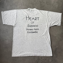 Lade das Bild in den Galerie-Viewer, Vintage Heart Of Darkness 90s Drag Queer Gay Bar Distressed T-Shirt (XL)