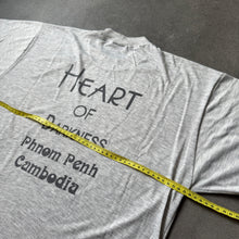 Lade das Bild in den Galerie-Viewer, Vintage Heart Of Darkness 90s Drag Queer Gay Bar Distressed T-Shirt (XL)