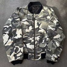 Lade das Bild in den Galerie-Viewer, Vintage 2000s Camo Bomber Jacket (XL)