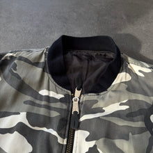 Lade das Bild in den Galerie-Viewer, Vintage 2000s Camo Bomber Jacket (XL)