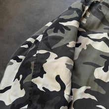 Lade das Bild in den Galerie-Viewer, Vintage 2000s Camo Bomber Jacket (XL)