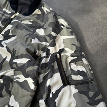 Lade das Bild in den Galerie-Viewer, Vintage 2000s Camo Bomber Jacket (XL)