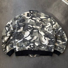 Lade das Bild in den Galerie-Viewer, Vintage 2000s Camo Bomber Jacket (XL)