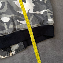 Lade das Bild in den Galerie-Viewer, Vintage 2000s Camo Bomber Jacket (XL)