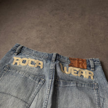 Lade das Bild in den Galerie-Viewer, Rocawear 2000s Spell Out Baggy Leg Jeans (XL)
