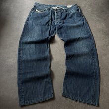 Lade das Bild in den Galerie-Viewer, Diesel Industry "Levan" Straight Leg Jeans (XL)