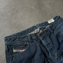 Lade das Bild in den Galerie-Viewer, Diesel Industry "Levan" Straight Leg Jeans (XL)