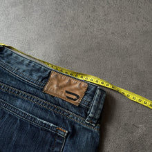 Lade das Bild in den Galerie-Viewer, Diesel Industry "Levan" Straight Leg Jeans (XL)
