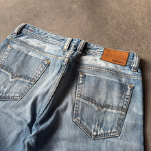 Load image into Gallery viewer, Diesel Industry "Viker" Straight Leg Jeans (M)