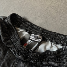 Lade das Bild in den Galerie-Viewer, Umbro 2000s Sport Shorts (L)