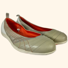 Lade das Bild in den Galerie-Viewer, Puma 2000s Ladies Japanese Ballet Flats (EU40)