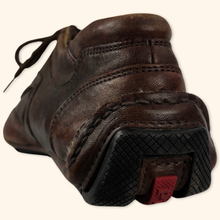 Lade das Bild in den Galerie-Viewer, Prada Vintage 2000s Leather Trainer (EU42)