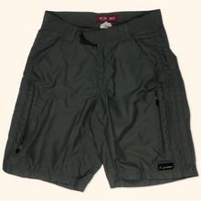 Lade das Bild in den Galerie-Viewer, Oakley Vintage 2000s Shorts (M/L)