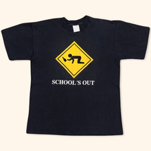 Lade das Bild in den Galerie-Viewer, School‘s Out Vintage 90s Single Stitch T-Shirt (L)