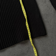 Lade das Bild in den Galerie-Viewer, Vintage 2000s Ripped Slim Fit Sweater (L)