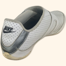Lade das Bild in den Galerie-Viewer, Nike 2009 Gorpcore Trainer (EU42,5)