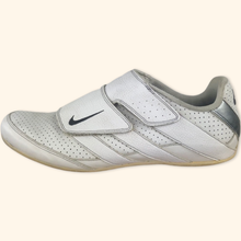 Lade das Bild in den Galerie-Viewer, Nike 2009 Gorpcore Trainer (EU42,5)