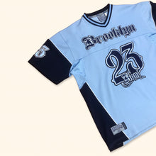 Lade das Bild in den Galerie-Viewer, Karl Kani Vintage Oversized Brooklyn Jersey (M)