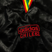 Lade das Bild in den Galerie-Viewer, Adidas Chile62 Wet Look Jacket (L)
