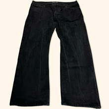 Lade das Bild in den Galerie-Viewer, Burberry Straight Leg Jeans (S/M)
