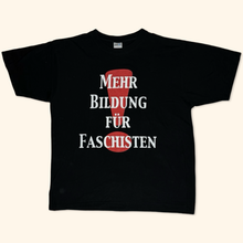 Lade das Bild in den Galerie-Viewer, Mehr Bildung für Faschisten Vintage 2000s T-Shirt (L)
