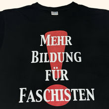 Lade das Bild in den Galerie-Viewer, Mehr Bildung für Faschisten Vintage 2000s T-Shirt (L)
