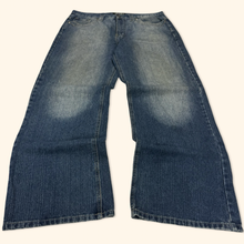 Lade das Bild in den Galerie-Viewer, Clench 2000s Sk8 Baggy Jeans (XL)
