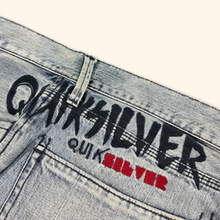 Lade das Bild in den Galerie-Viewer, Quiksilver 2000s Spell Out Shorts (L)
