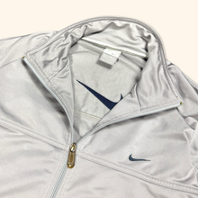 Lade das Bild in den Galerie-Viewer, Nike 2000s Silver Track Jacket (M/L)
