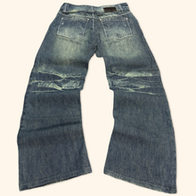 Load image into Gallery viewer, Printed 2000s Straight Leg Jeans (S/M)
