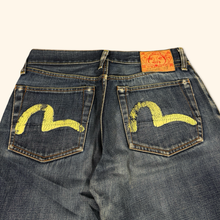 Lade das Bild in den Galerie-Viewer, Evisu Japanese Denim 2000s Straight Leg Jeans (M)
