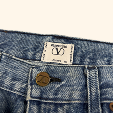Lade das Bild in den Galerie-Viewer, Valentino Garavani 1990s Vintage Jeans (M/L)
