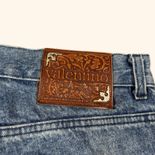 Lade das Bild in den Galerie-Viewer, Valentino Garavani 1990s Vintage Jeans (M/L)

