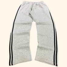 Lade das Bild in den Galerie-Viewer, Adidas 2000s Track Pants Baggy Jogger (L)
