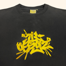 Lade das Bild in den Galerie-Viewer, Illmatic Faded 2000s Graffiti Sweater (XL)
