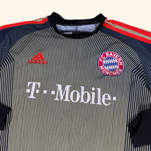 Lade das Bild in den Galerie-Viewer, Adidas Vintage 2003 Oliver Kahn Bayern Munich Sleeve Shirt (S)
