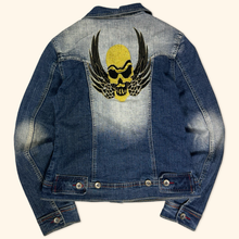 Lade das Bild in den Galerie-Viewer, Crazy Age 2000s Wings Jeans Jacket (XS)
