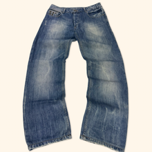 Lade das Bild in den Galerie-Viewer, Fuga 2000s Straight Leg Jeans (M/L)
