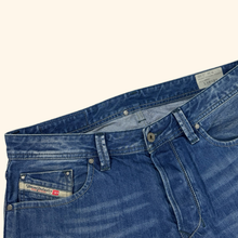 Lade das Bild in den Galerie-Viewer, Diesel Industry &quot;Larke&quot; Straight Leg Jeans 34/30 (M)
