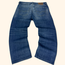 Lade das Bild in den Galerie-Viewer, Diesel Industry &quot;Larke&quot; Straight Leg Jeans 34/30 (M)
