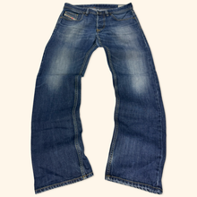 Load image into Gallery viewer, Diesel Industry "Larke" Straight Leg Jeans 32/32 (M/L)

